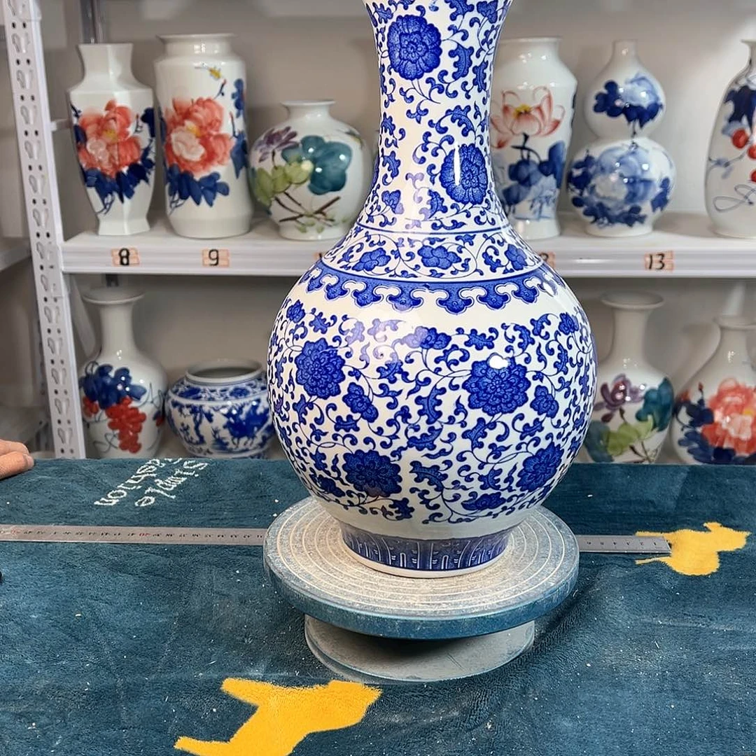 摆件景德镇陶瓷缠枝