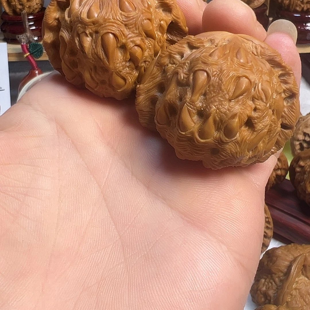 放****白狮子吞噬得核桃