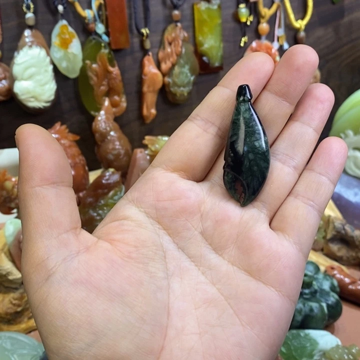 蛇纹石玉未镶嵌颈饰