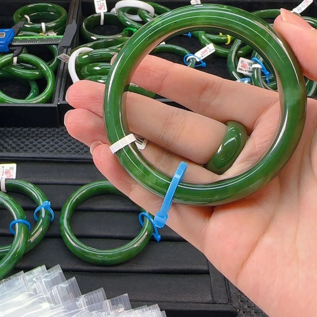 颈饰未镶嵌和田玉（碧玉）手镯59 发其一