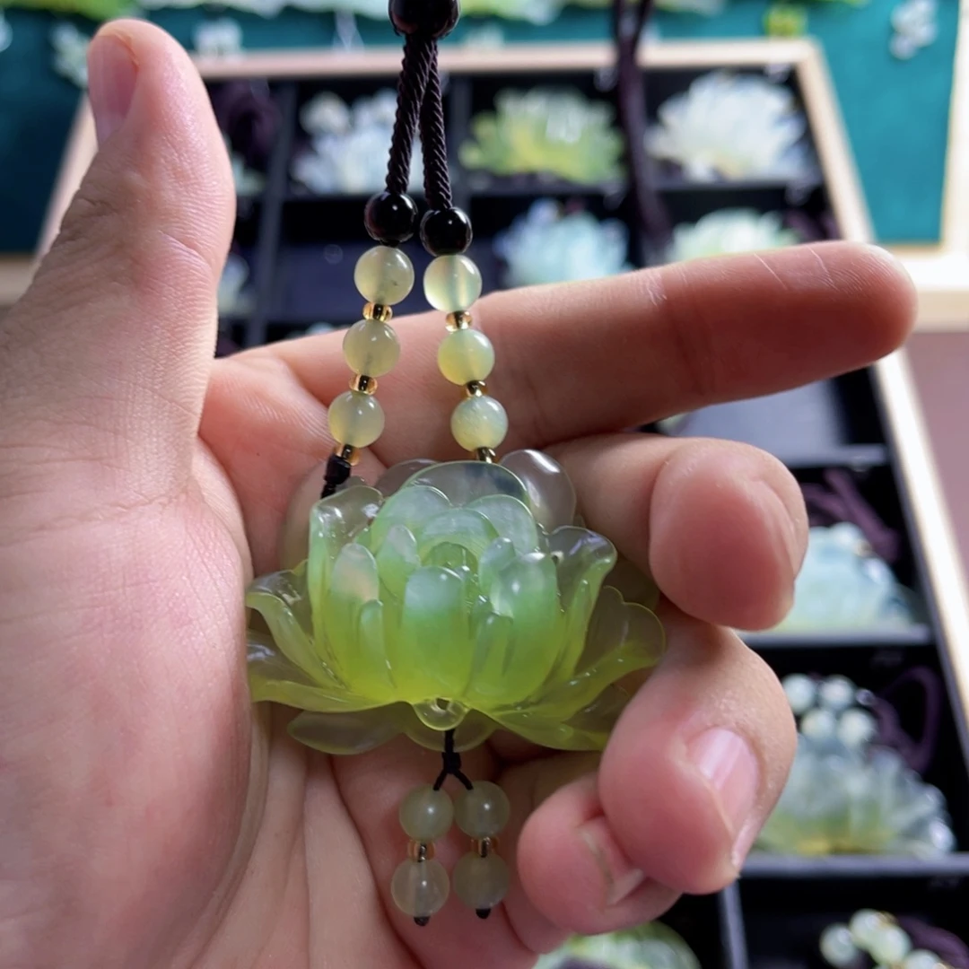 咸***姐未镶嵌蛇纹石玉颈饰