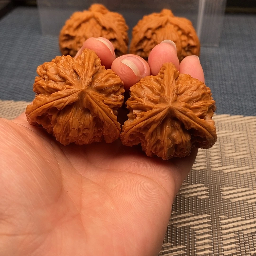 王***文玩核桃吊坠三棱