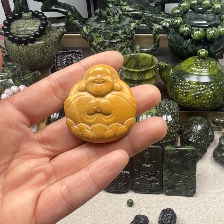 C***l蛇纹石玉未镶嵌颈饰佛公