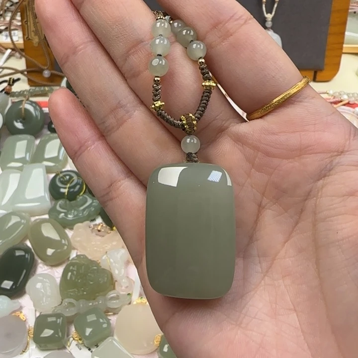 北***雪和田玉未镶嵌颈饰