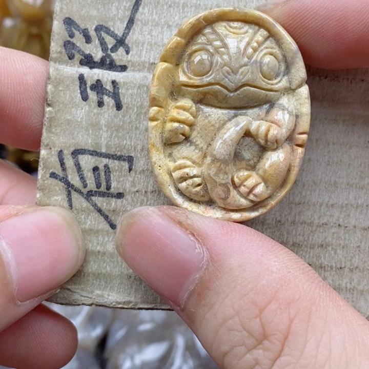 颈饰未镶嵌硅化珊瑚（珊瑚玉）①**果小