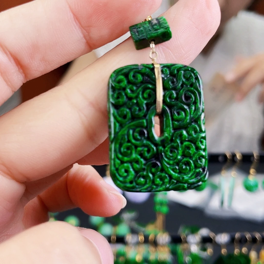 18K金镶嵌翡翠耳饰