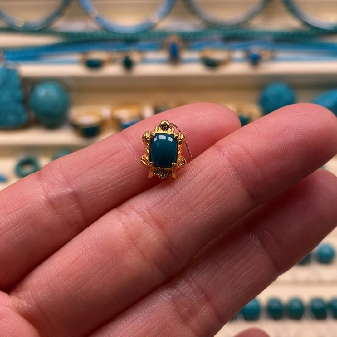 绿松石18K金镶嵌珠宝奇石直径8.4魔瞳背云