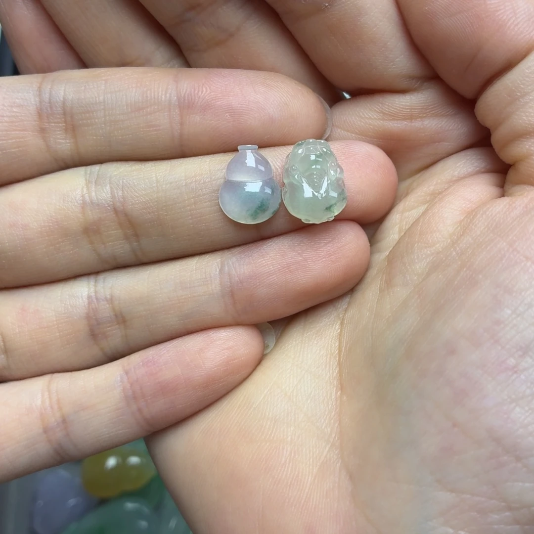 予***鱼颈饰未镶嵌翡翠飘花葫芦飘花貔貅