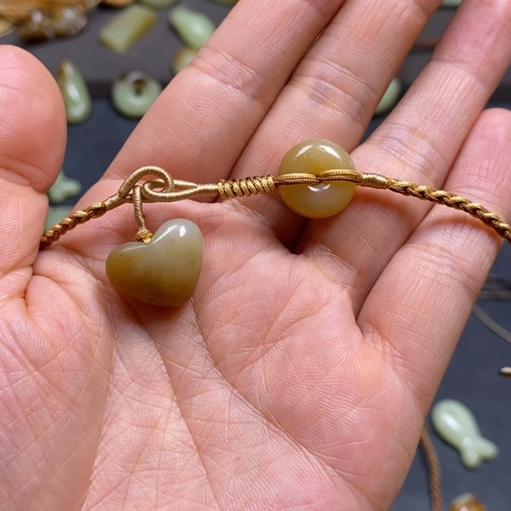 我***肉和田玉未镶嵌颈饰