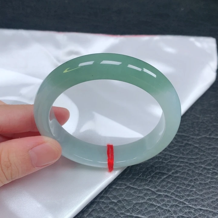 翡翠手镯未镶嵌。