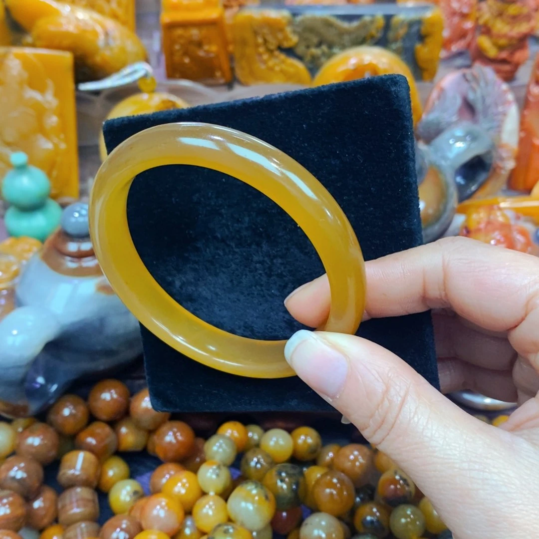 未镶嵌石英质玉（黄龙玉）颈饰