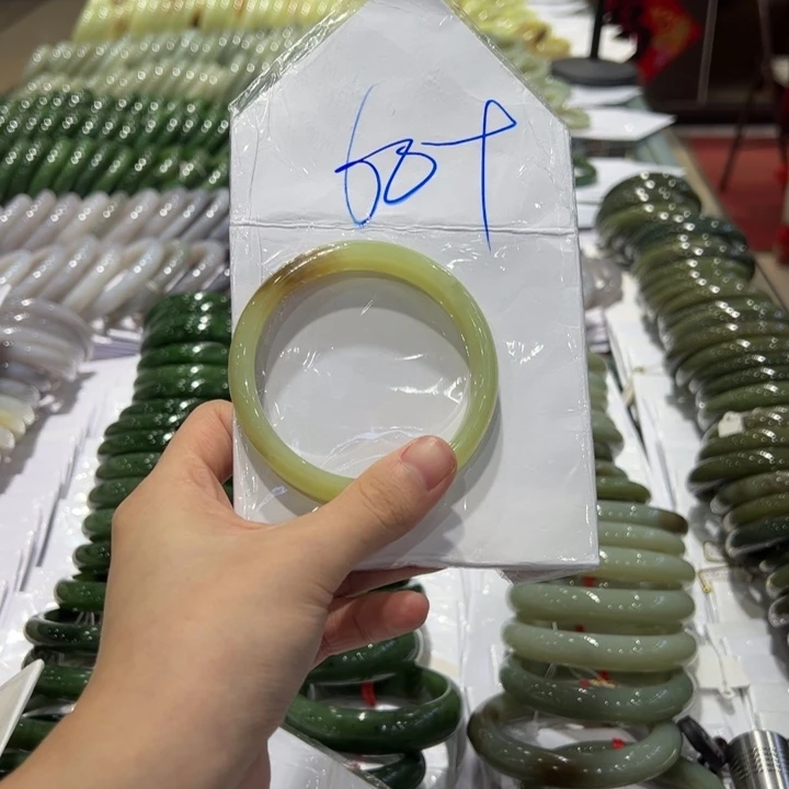 茹***果和田玉未镶嵌手镯