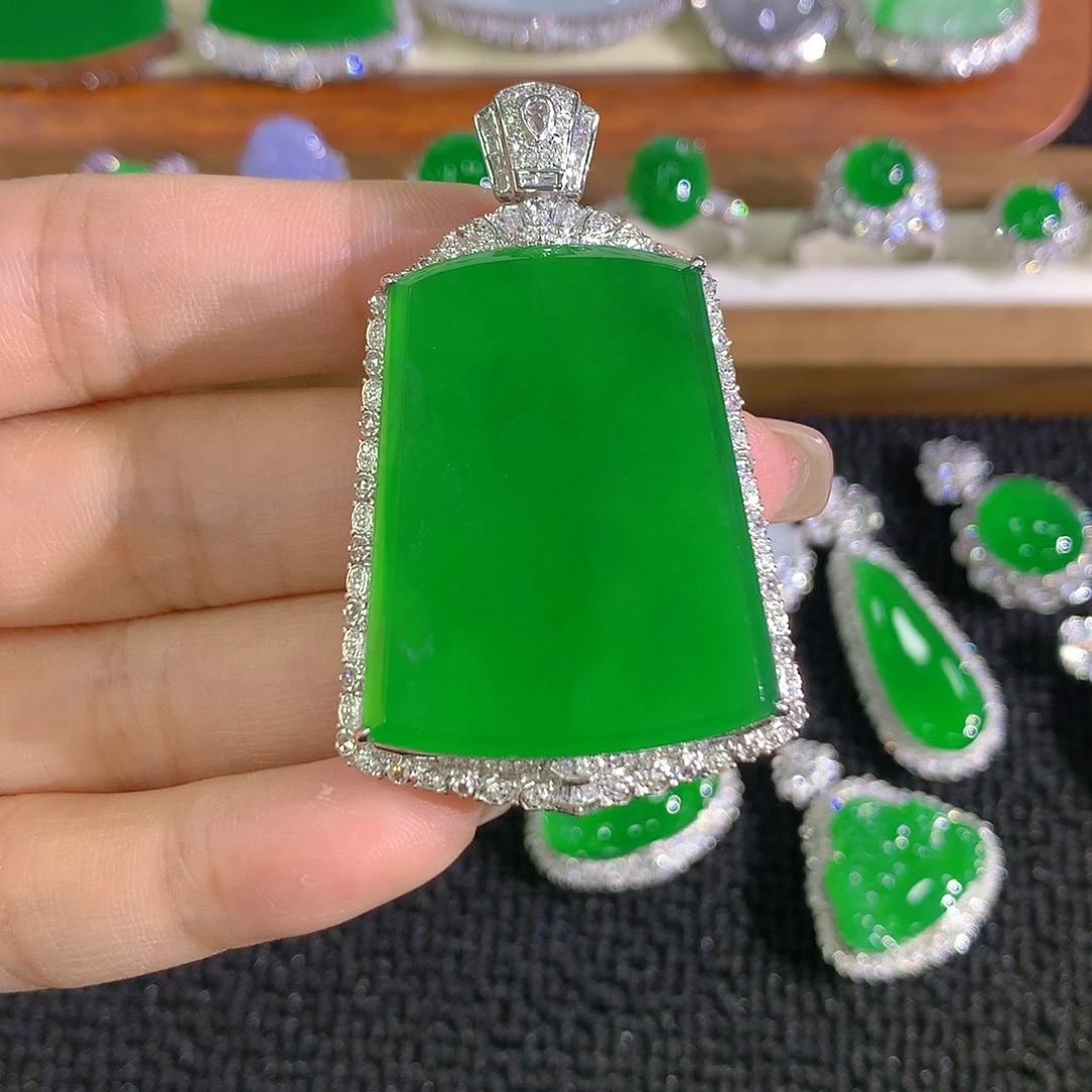 翡翠18K金镶嵌颈饰无事牌