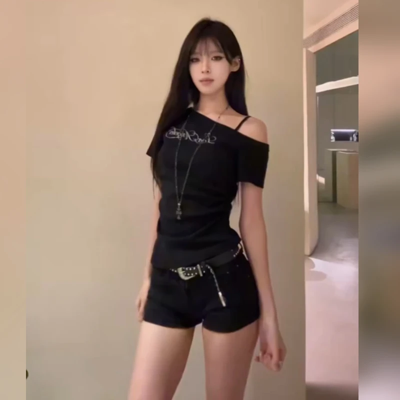 纯欲辣妹字母印花斜领露肩短袖T恤女夏季新款修身设计感黑色上衣