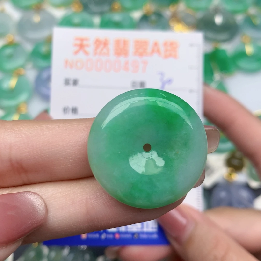 千***]翡翠未镶嵌颈饰扣