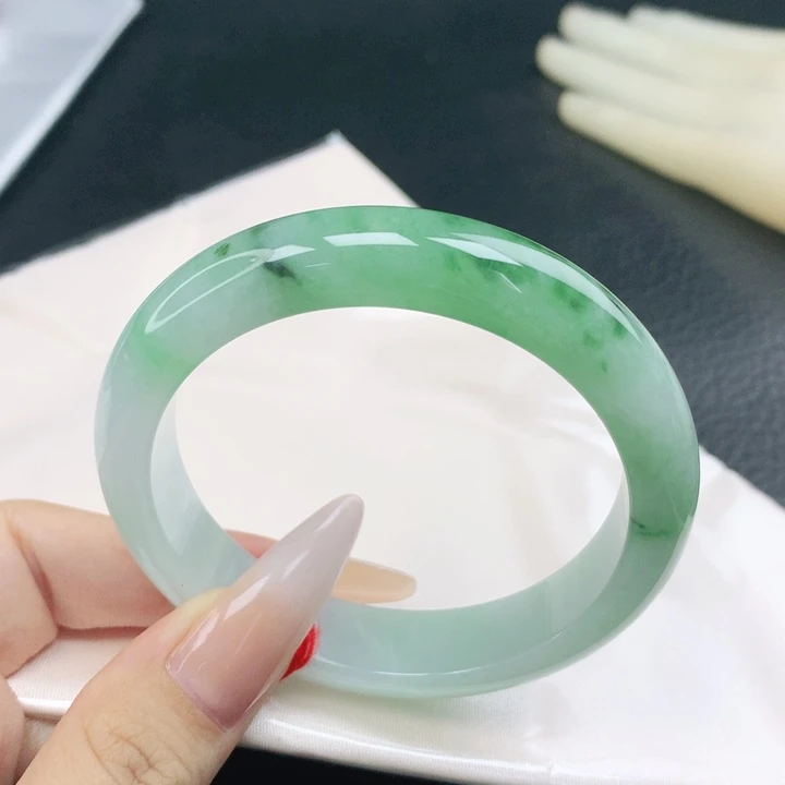 翡翠手镯未镶嵌56-57圈口
