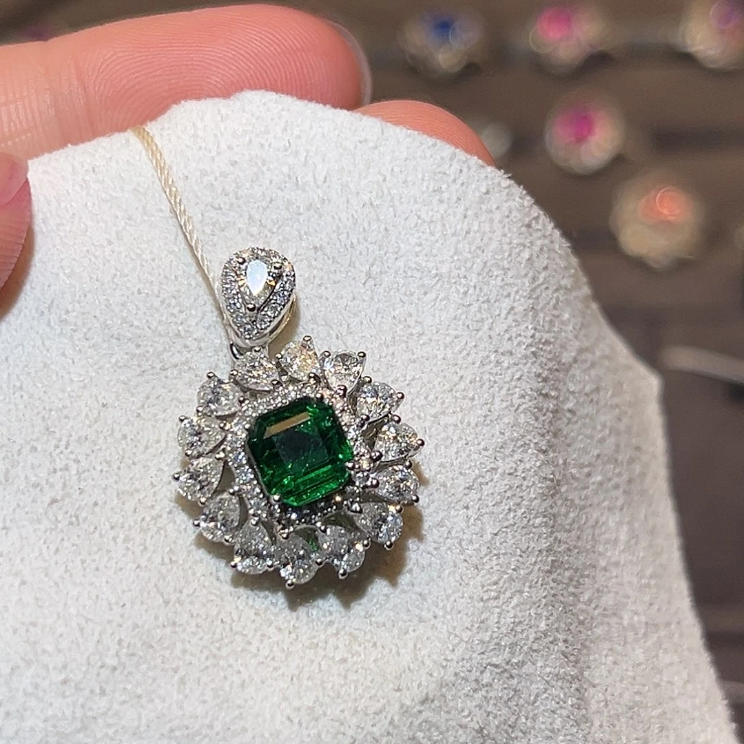 祖母绿18K金镶嵌颈饰1.1ct