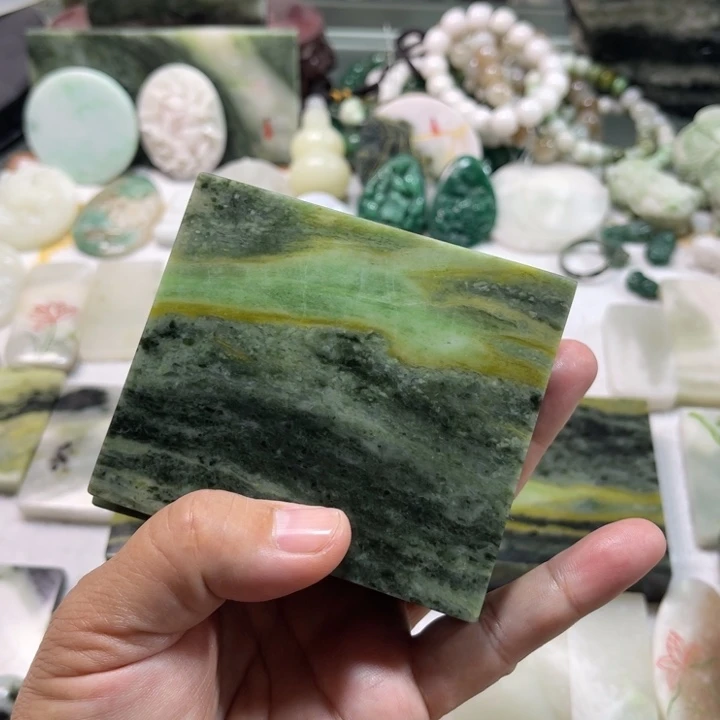 独山玉未镶嵌颈饰事***?