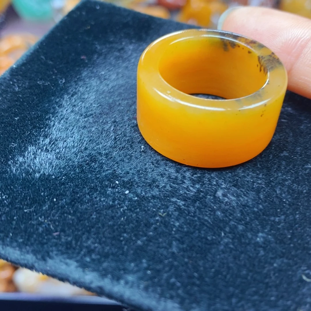 未镶嵌石英质玉（黄龙玉）颈饰