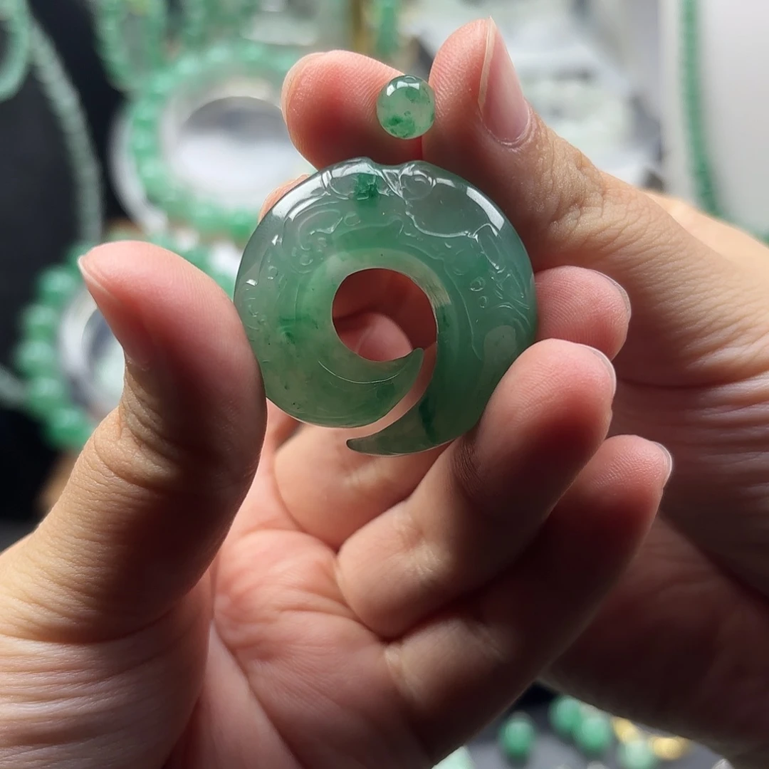 颈饰未镶嵌石英质玉