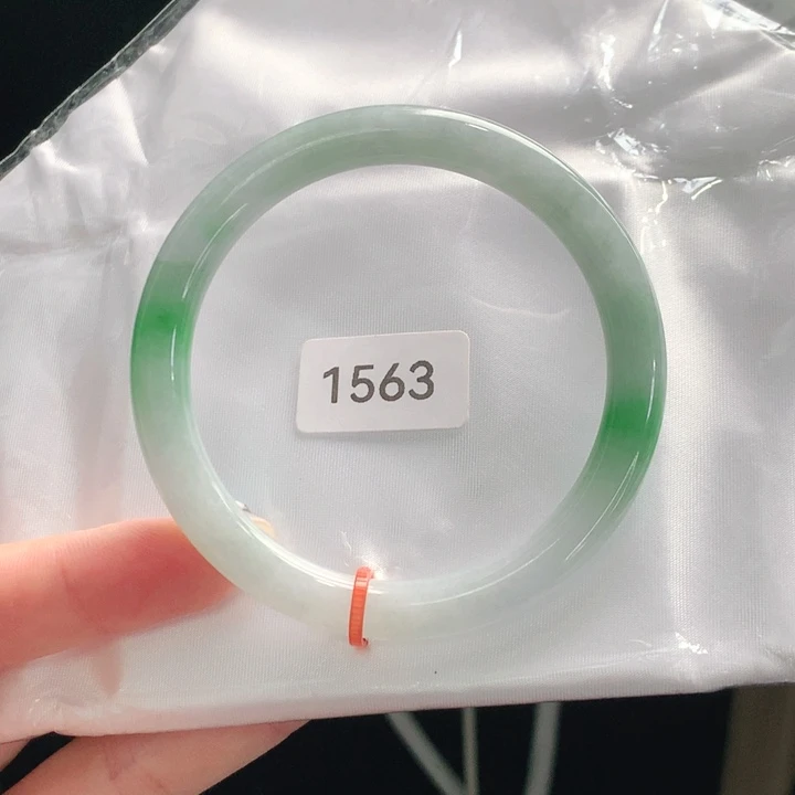 翡翠手镯未镶嵌天然翡翠手镯01。圆条