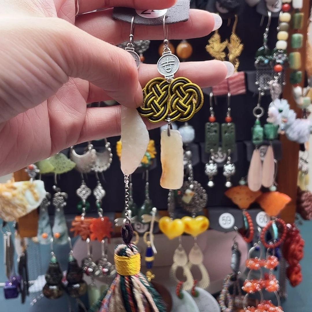 让***人和田玉未镶嵌耳饰饰品