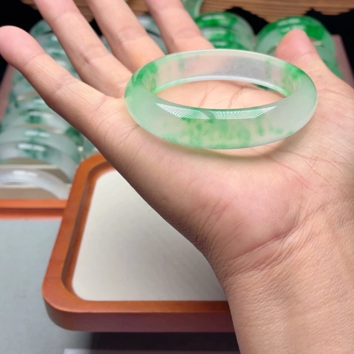 锌***闪石英质玉未镶嵌手镯