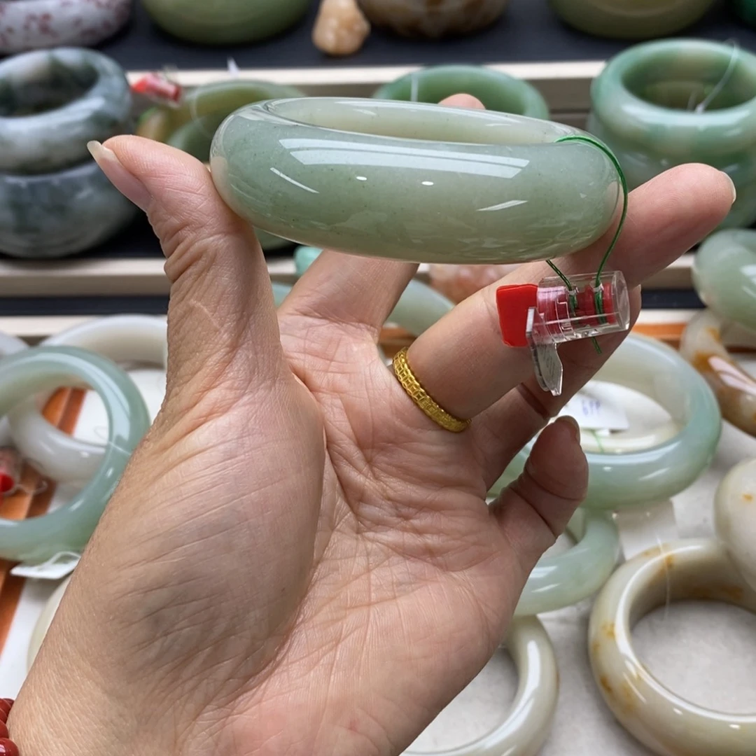 未镶嵌手镯石英质玉