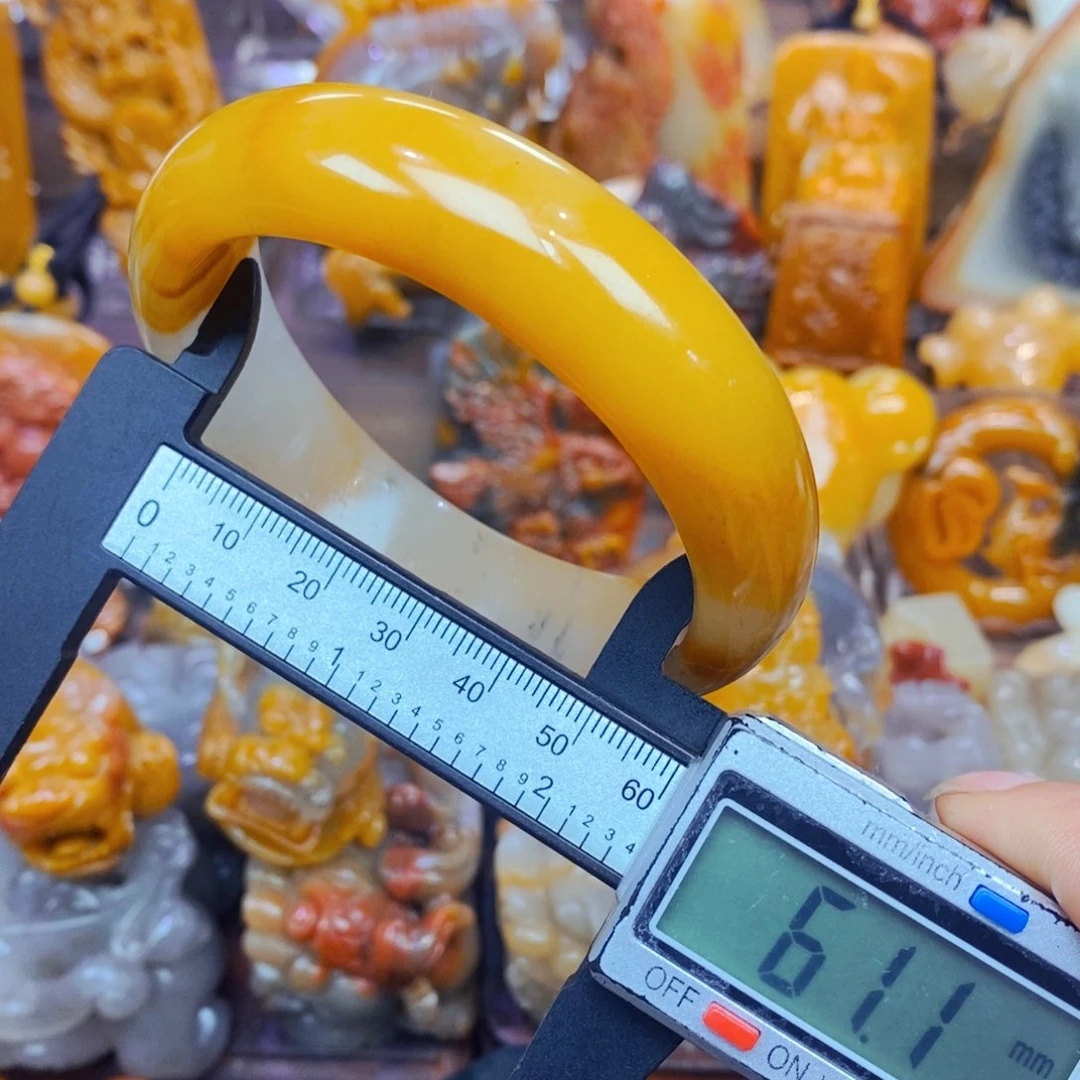 未镶嵌石英质玉（黄龙玉）颈饰