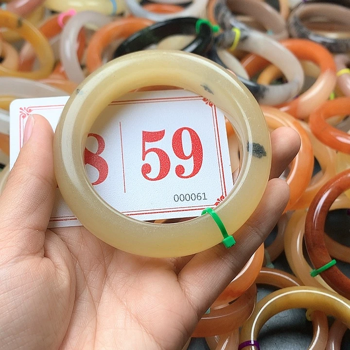 未镶嵌石英质玉（黄龙玉）手镯