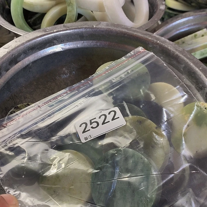 努***奥未镶嵌蛇纹石玉手镯