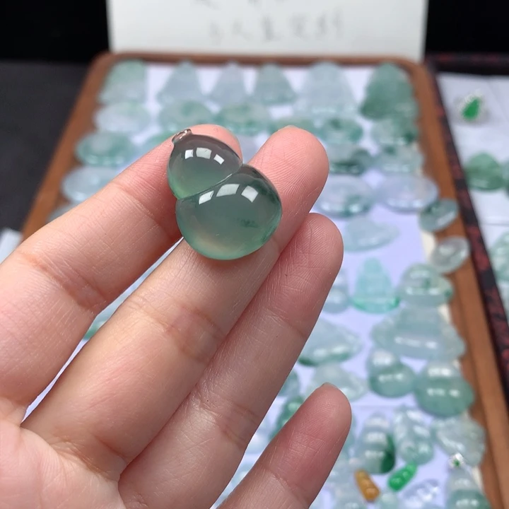 颈饰未镶嵌翡翠冰种晴底飘花大葫芦