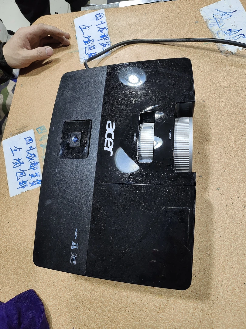 8新  二手  宏基投影，成色如图（开机，需要维修，不带线材）