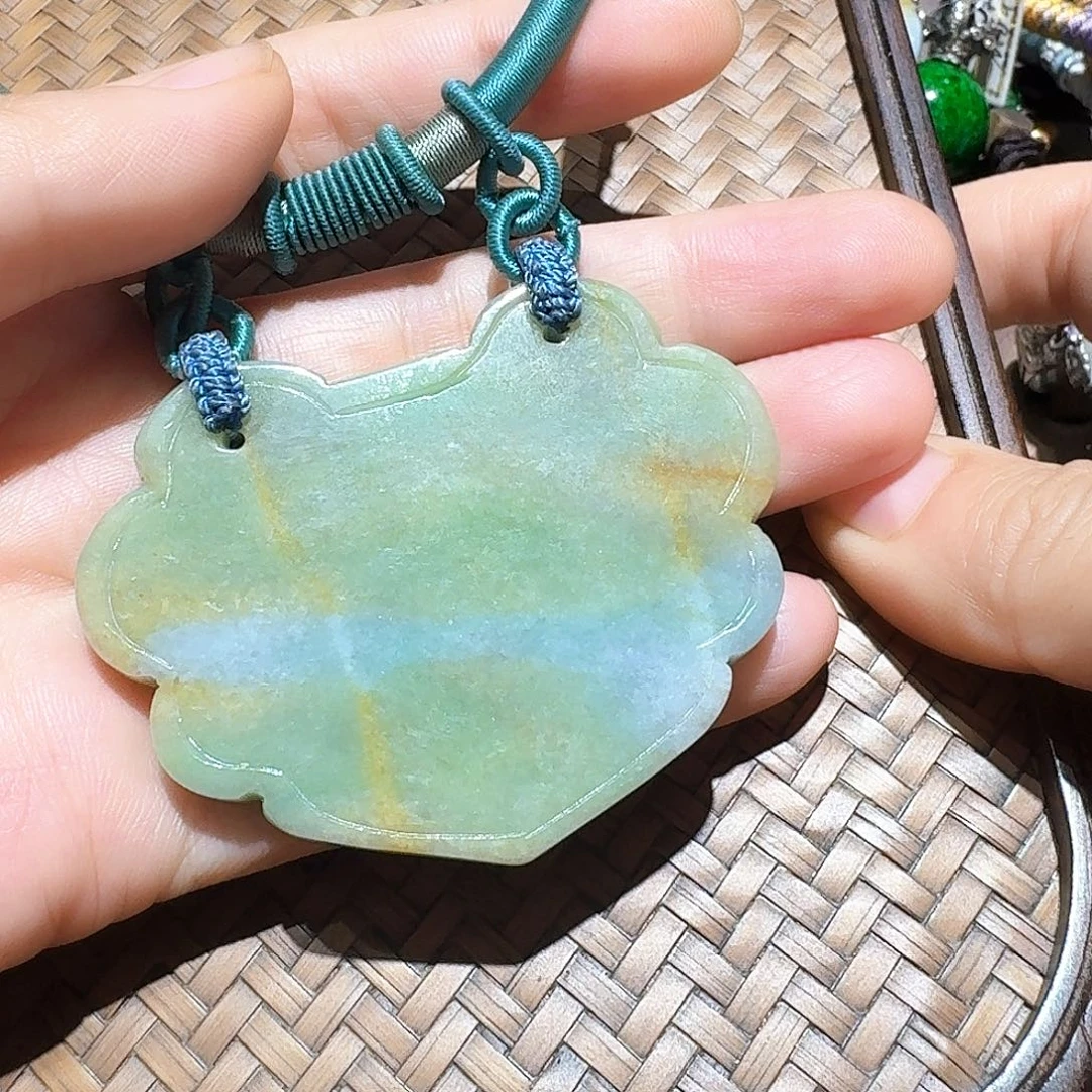 颈饰未镶嵌翡翠个性十足