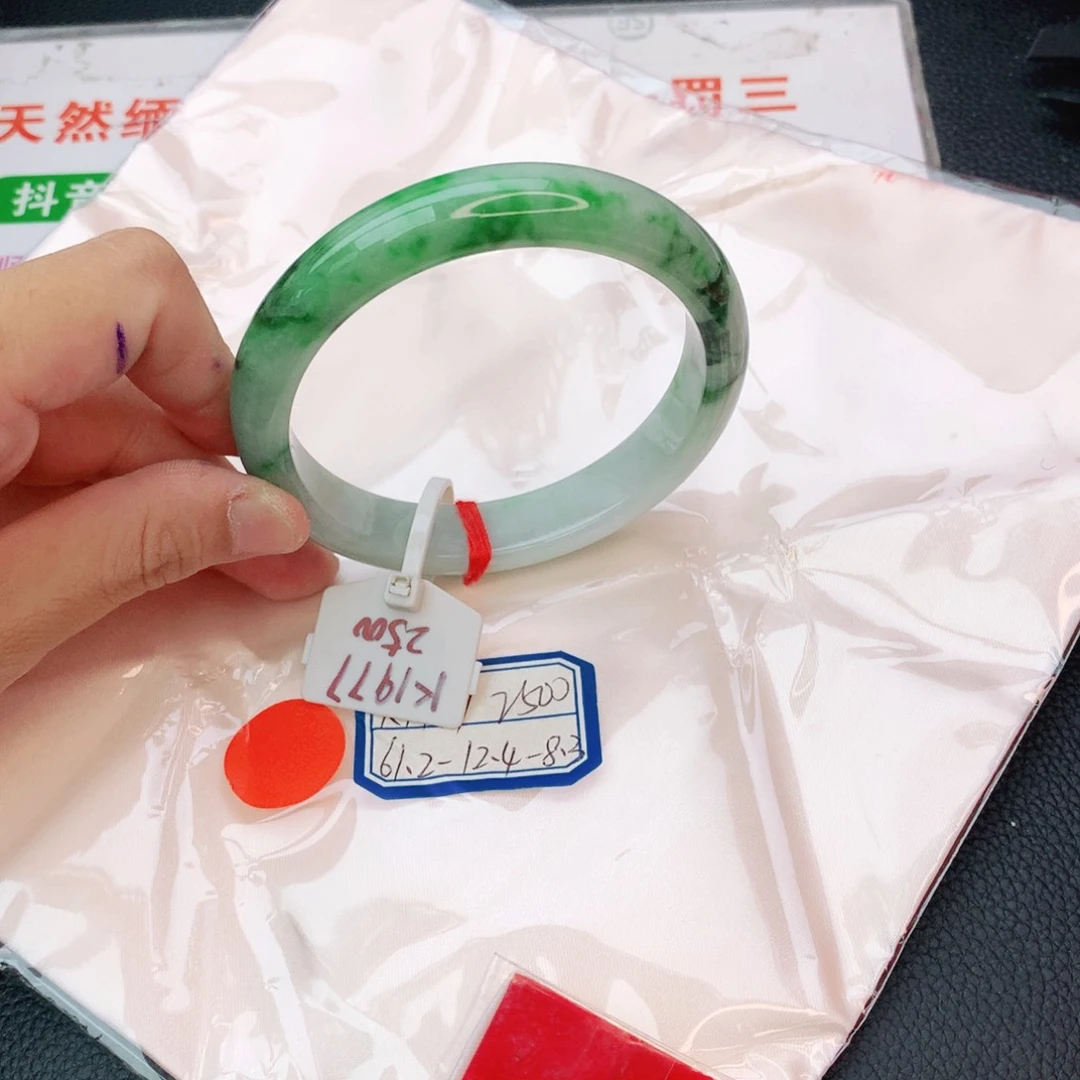 翡翠手镯未镶嵌我