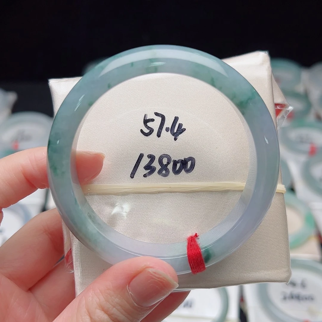 翡翠手镯未镶嵌翡翠