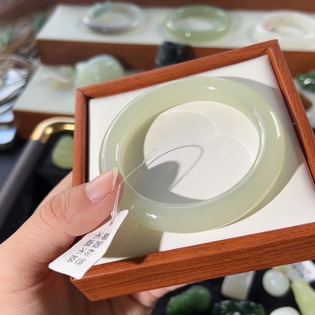 和田玉未镶嵌手镯