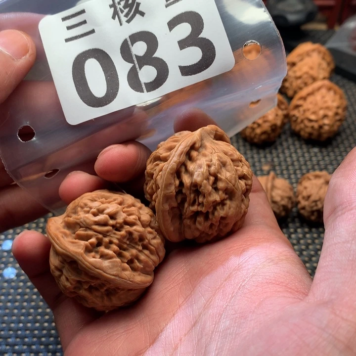 文玩核桃吊坠莲花