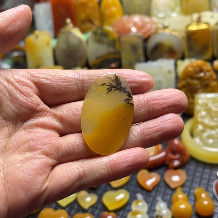 石英质玉（黄龙玉）未镶嵌颈饰