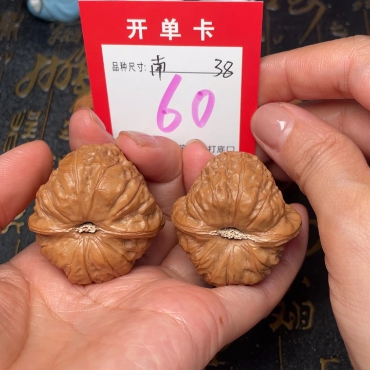 吊坠桃核文玩了吗