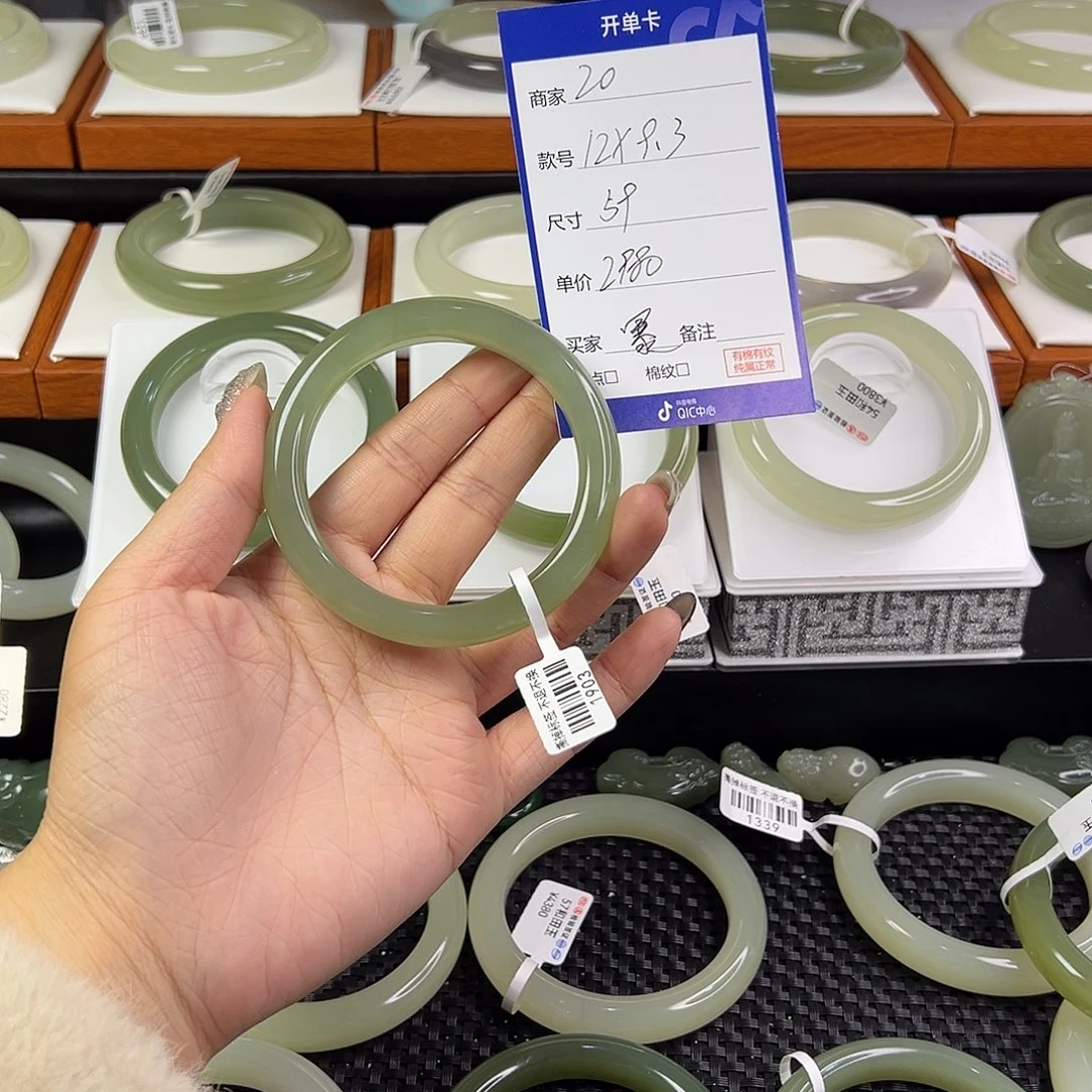 和田玉手镯未镶嵌暴**张