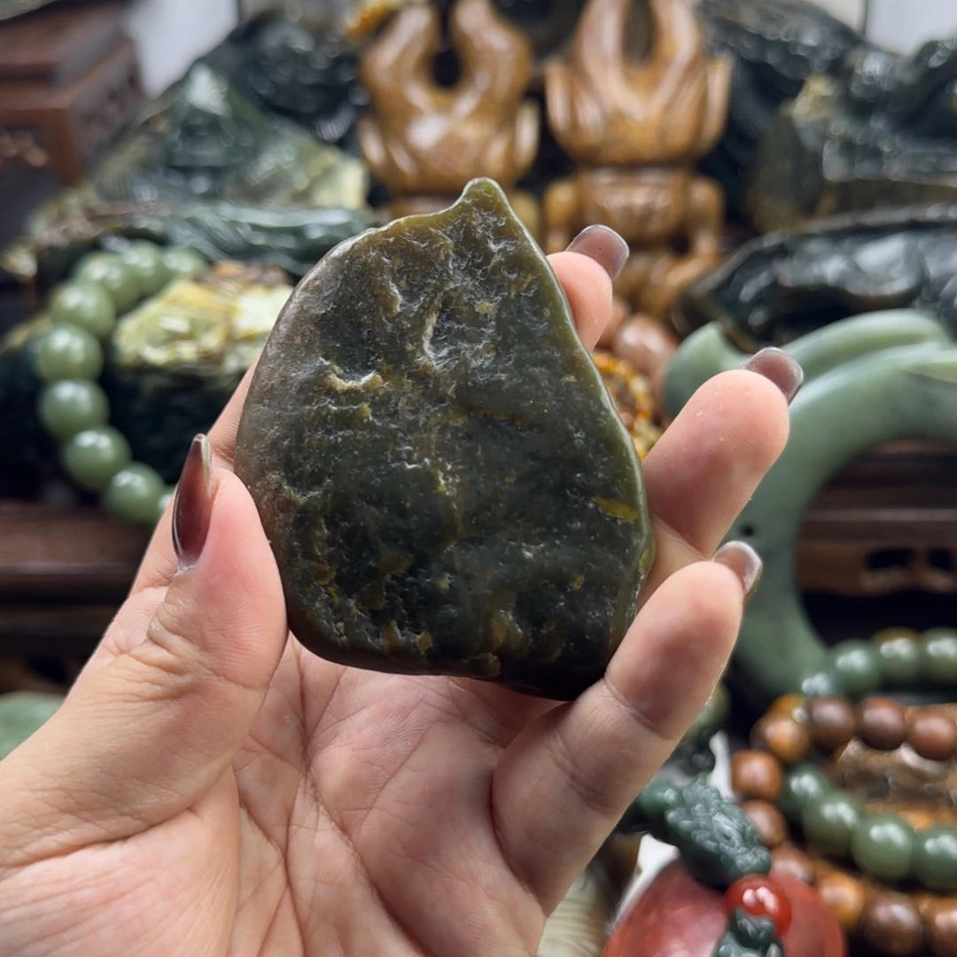 透闪石质玉未镶嵌珠宝奇石