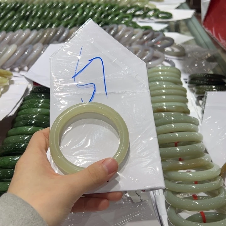 D***n和田玉未镶嵌手镯