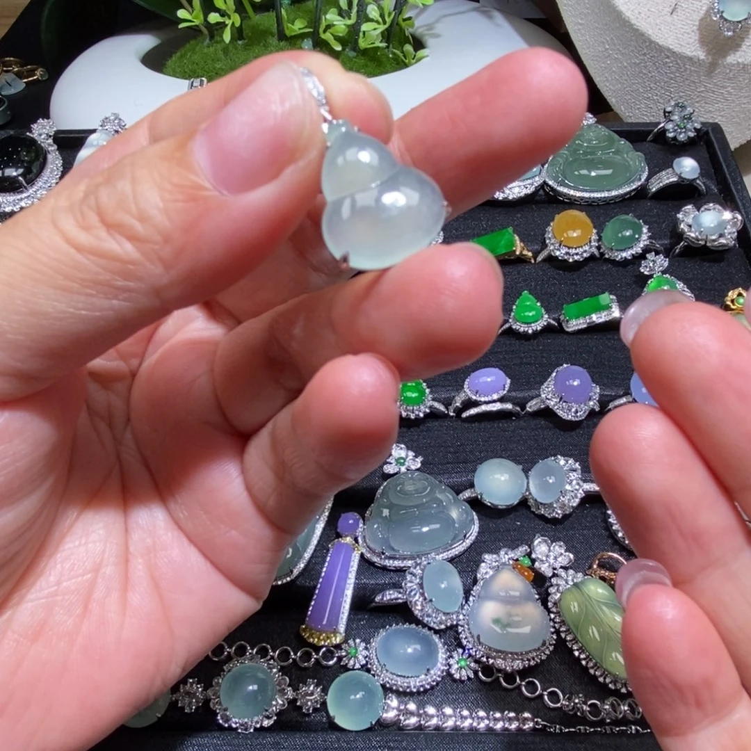 翡翠18K金镶嵌颈饰翡翠吊坠