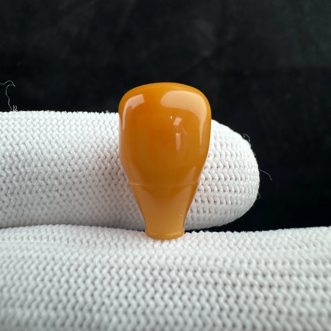 Z6905天然蜜蜡 鸡油红三通 10.7*18.3mm支持复检