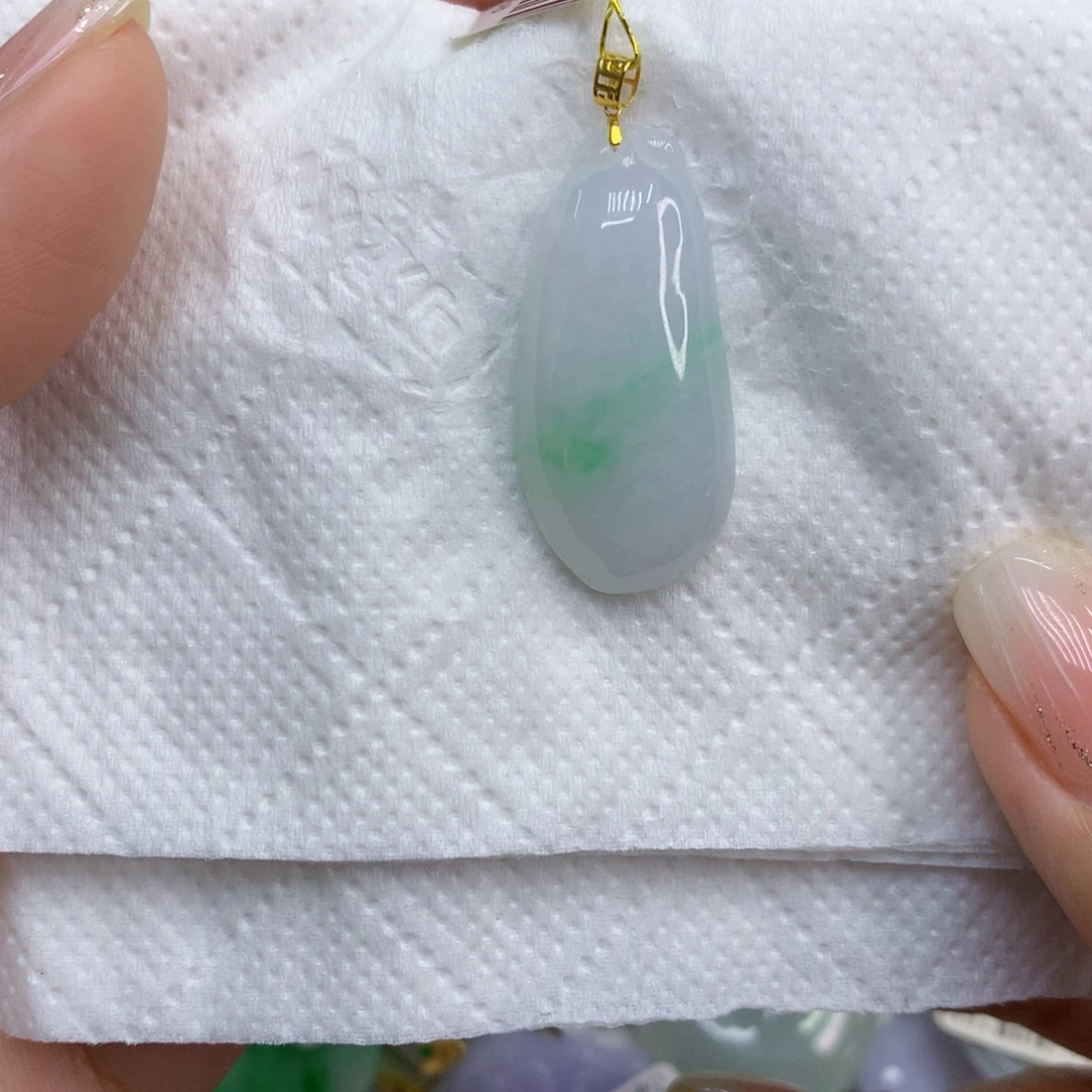 麦***糖翡翠18K金镶嵌颈饰