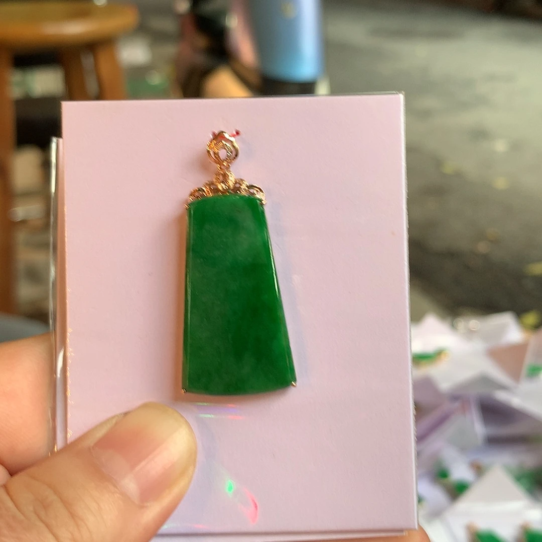 翡翠18K金镶嵌颈饰无事牌