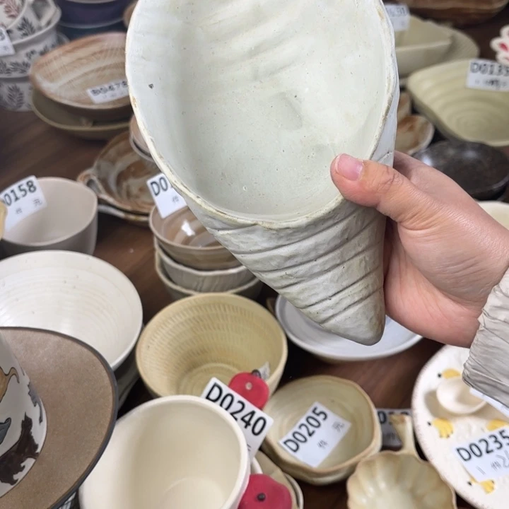 ****新瓷海螺碗1个装有瑕疵