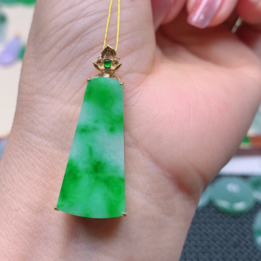 缅甸天然A货翡翠，飘绿无事牌 编号9/321尺寸39-13-5.2