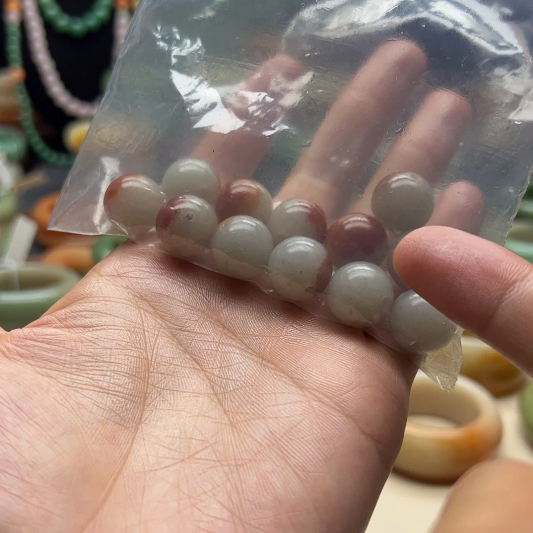 浅***然石英岩玉未镶嵌手镯